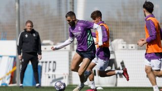 Benzema se entrena con el grupo.