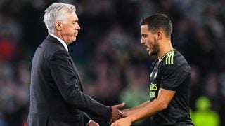 Eden Hazard y Carlo Ancelotti. (AFP)
