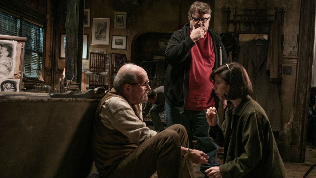 Guillermo del Toro en el rodaje de «La joven del agua» (Searchlight Pictures)