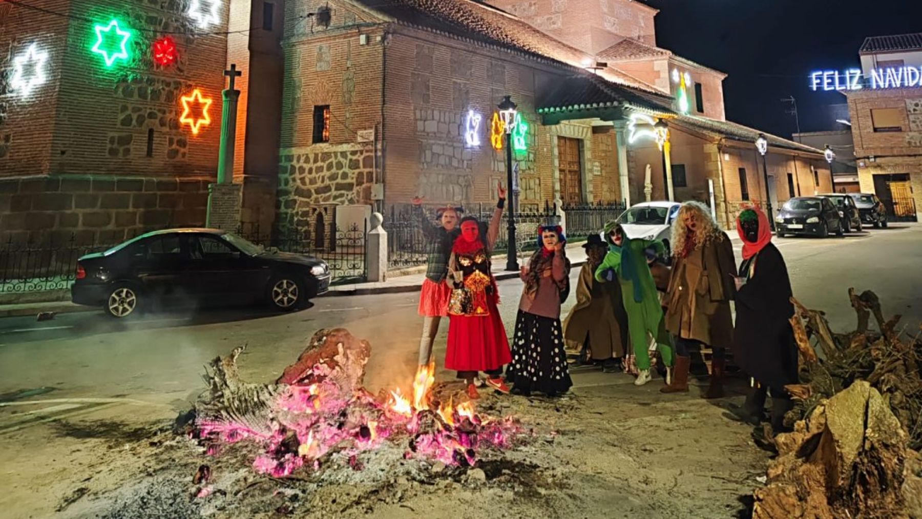 Santantones en una de las hogueras cercanas a la Iglesia. @AL