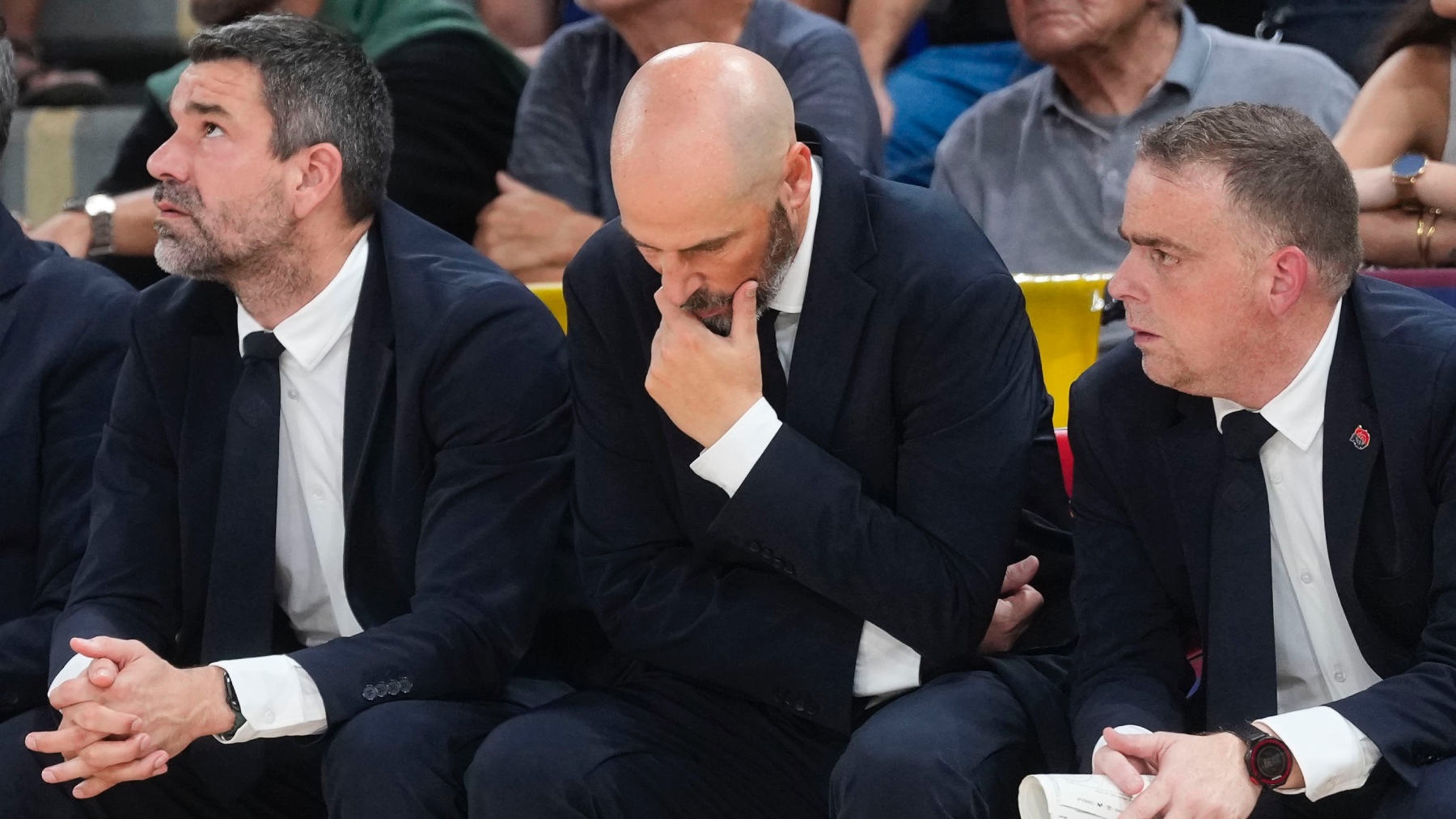 Joan Peñarroya y su banquillo en los play off. (EFE)