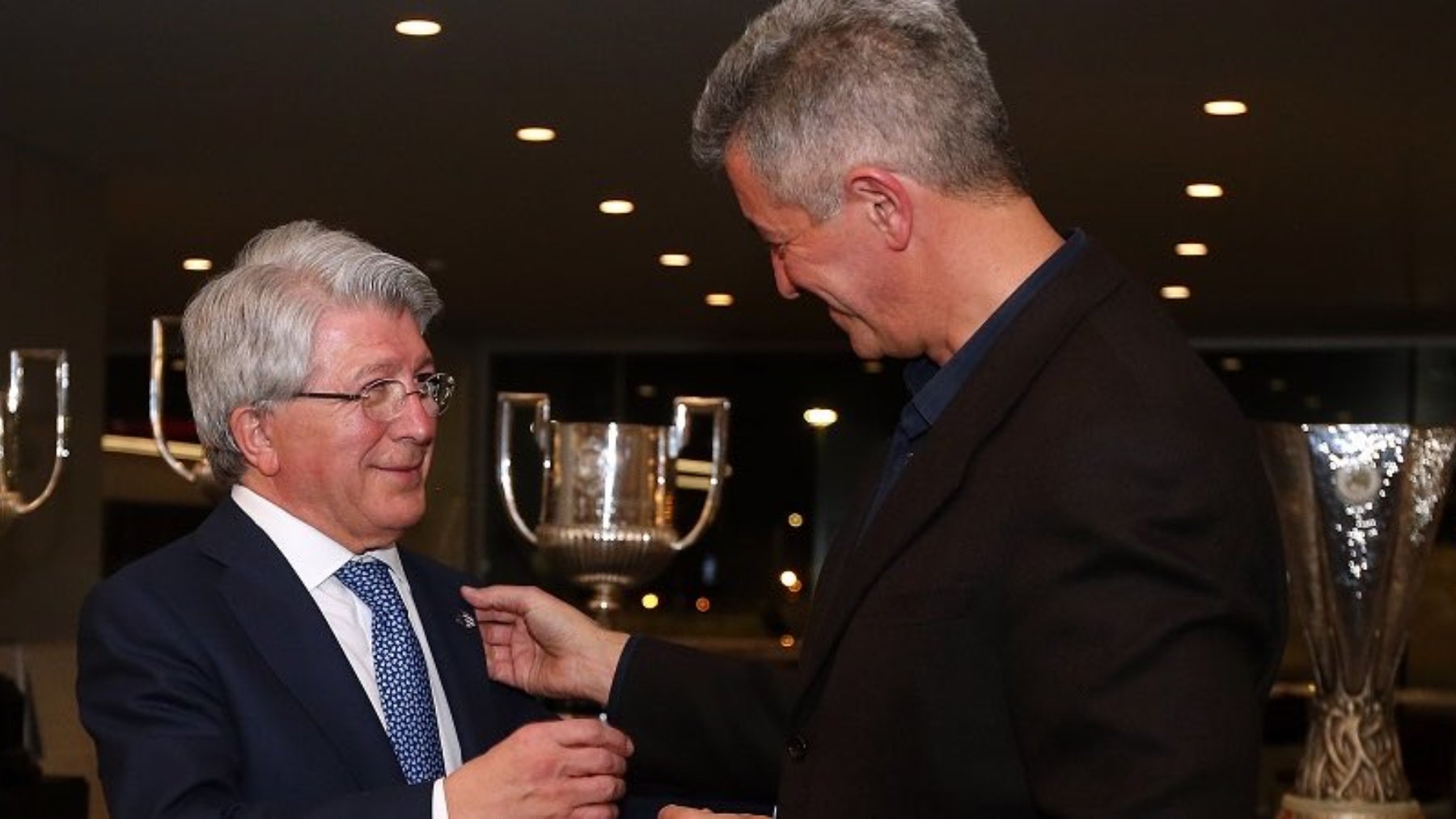 Cerezo y Gil Marín, en la sala de trofos.
